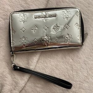 Michael kors wristlet wallet